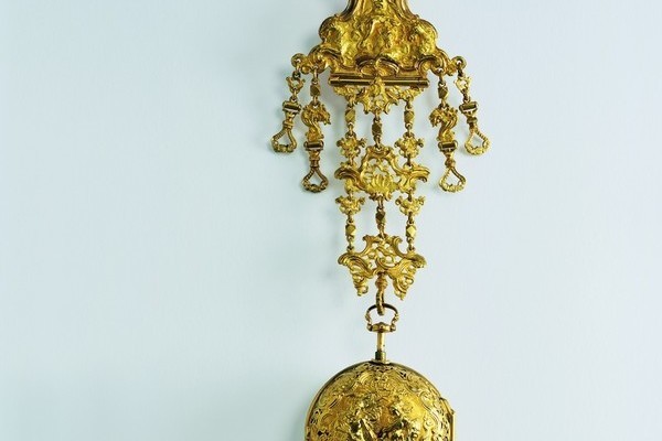 Taschenuhr mit Ch�telaine  Gold Uhrwerk von Michael Roth London, um 1740 Copyright: Schmuckmuseum Pforzheim Foto G�nther Meyer