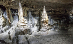 Zwei hohe Stalagmiten in der Erdmannshhle in Hasel. Foto: Michael Trefzer.