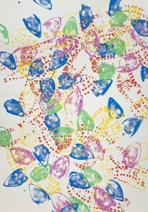 Nevin Aladag, Multipresent, 2024, Stempeldruck von Schuhsohlen mit Linoldruckfarbe auf Papier/ stamp printing with soles of shoes and linocut ink on paper, Blatt 100x70 cm, courtesy the artist, Foto Cora Wllenstein (C) VG Bild -Kunst, Bonn 2025