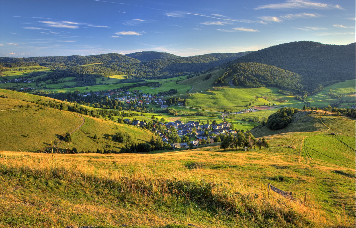 Abendstimmung im Bernauer Hochtal. Blick auf Bernau, Orsteil Dorf. Foto: Erich Spiegelhalter