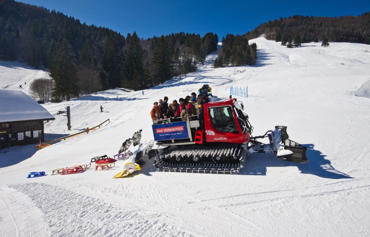 Mit dem Pistenbully geht es von Bernau, Ortsteil Hof, hinauf zum Berggasthaus Krunkelbach-Htte. Foto: Michael Arndt