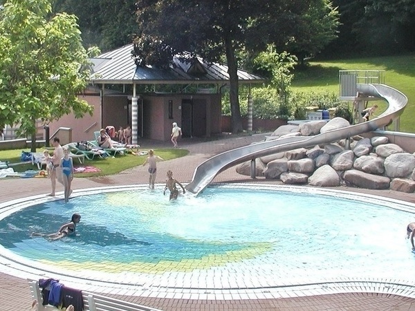 Terrassenbad Lahr Bildnachweis: Mit freundlicher Genehmigung der Bäder-Lahr Terrassenbad Lahr Bildnachweis: Mit freundlicher Genehmigung der Bäder-Lahr