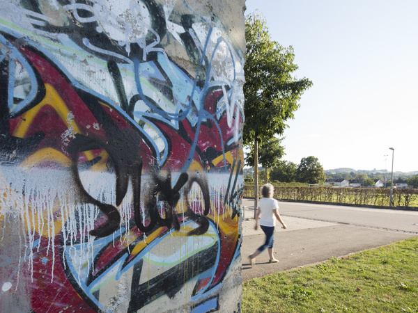 Berliner Mauer beim Schwimmbad-Parkplatz Bildnachweis: Mit freundlicher Genehmigung der Gemeinde Schopfheim (Ulrike Klumpp) Berliner Mauer beim Schwimmbad-Parkplatz Bildnachweis: Mit freundlicher Genehmigung der Gemeinde Schopfheim (Ulrike Klumpp)