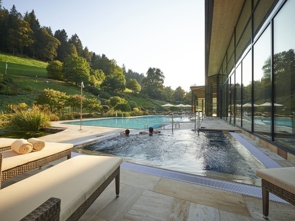 Mineraltherme Bad Teinach, Bild der wundersch�nen Au�enanlage bei herrlichem Wetter. Bildnachweis: Mit freundlicher Genehmigung der Hotel Therme Bad Teinach