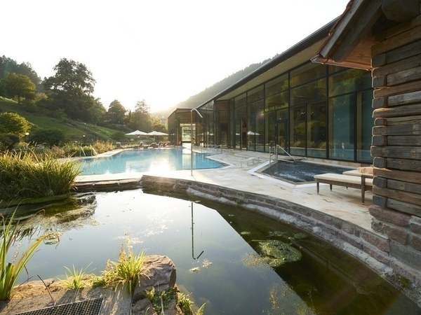 Außenbecken der Mineraltherme Bad Teinach bei wunderschönem Wetter. Bildnachweis: Mit freundlicher Genehmigung der Hotel Therme Bad Teinach Außenbecken der Mineraltherme Bad Teinach bei wunderschönem Wetter. Bildnachweis: Mit freundlicher Genehmigung der Hotel Therme Bad Teinach