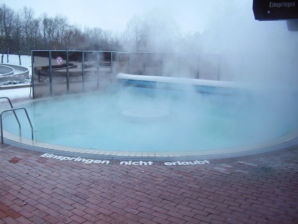 Hallenbad Bühl - Warmbecken Bildnachweis: Mit freundlicher Genehmigung der Bühler Sportstätten GmbH Hallenbad Bühl - Warmbecken Bildnachweis: Mit freundlicher Genehmigung der Bühler Sportstätten GmbH