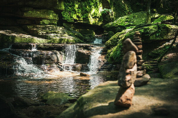 Monbachtal Wasserfall mit Steint�rmen Bildnachweis: �Locher Fotodesign & Manufaktur