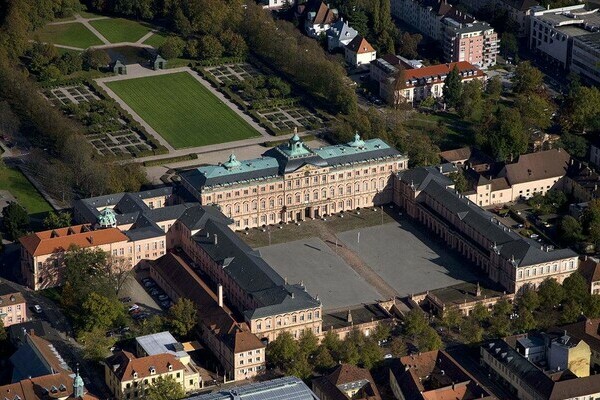 Schloss Rastatt, Luftaufnahme Bildnachweis: Mit freundlicher Genhemigung der Staatlichen Schlösser und Gärten Baden-Württemberg Schloss Rastatt, Luftaufnahme Bildnachweis: Mit freundlicher Genhemigung der Staatlichen Schlösser und Gärten Baden-Württemberg