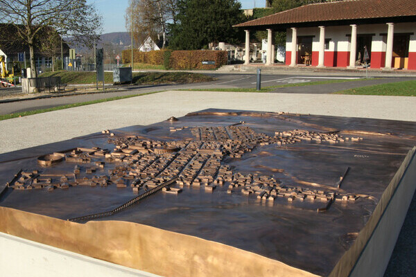 Stadtmodell vor dem Museum Bildnachweis: © Augusta Raurica; Foto Susanne Schenker Stadtmodell vor dem Museum Bildnachweis: © Augusta Raurica; Foto Susanne Schenker
