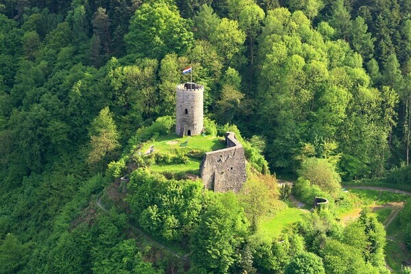 Burg Husen im Gr�nen von Hausach Bildnachweis: � Kultur- und Tourismusb�ro Hausach