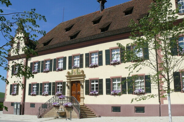 Das Ebringer Schloss Bildnachweis: Mit freundlicher Genehmigung von Rainer Mosbach, Bürgermeister Gemeinde Ebringen Das Ebringer Schloss Bildnachweis: Mit freundlicher Genehmigung von Rainer Mosbach, Bürgermeister Gemeinde Ebringen